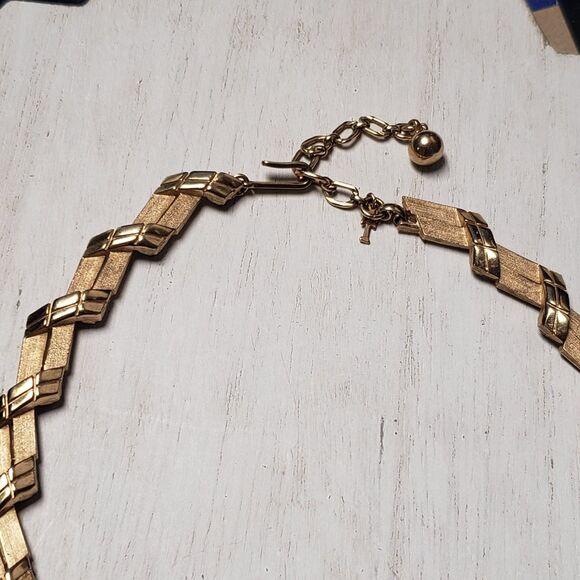 Vtg 1960s Crown Trifari Abstract Texture Brush Gold Plated 16" Choker Necklace - Picture 13 of 16